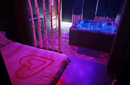 Montignies-sur-Sambre Apartment | LOVE JACUZZI SUITE FOR 2