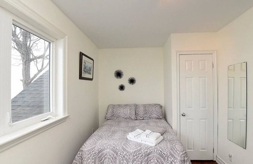 Stoney Creek Bed & Breakfast | Love on the Lake – Romantic Lakefront Updated Cottage with Private Beach