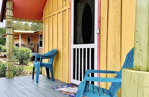 Kennard Cottage | LOVE SHACK! NEW HOT TUB, SOAKER TUB, KING BED, PINE TREES, EAST TEXAS STAY