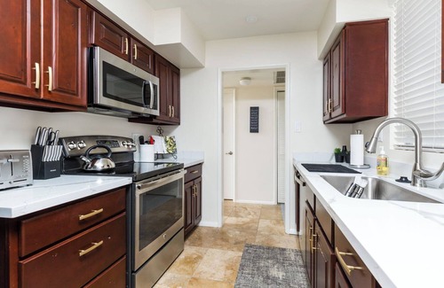 Camelback East Condo | Lovely 1 Bedroom Condo For Traveling Professional