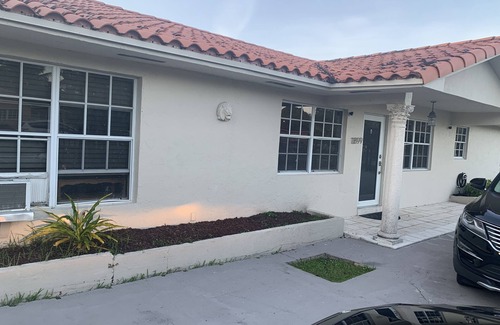 Ludlam Apartment | Lovely 1-bedroom Studio with hot tub