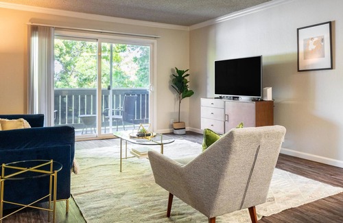 West Alameda Apartment | Lovely 1BR Apartment in Alameda w/ Pool + Parking