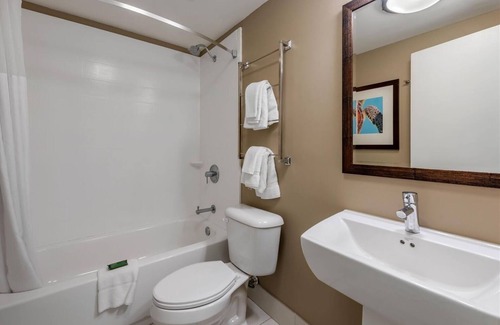 Jekyll Island Hotel | Lovely 1BR Suite at the Heart of Jekyll Island Adventures | Onsite Pool, Parking