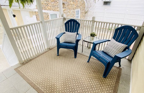 Stamford Apartment | Lovely 2 bdrm apt w/parking and outdoor sitting