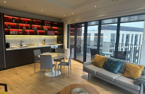 Canning Town Apartment | Lovely 2 Bed, 2 Bath - City Island