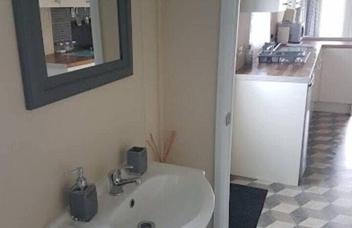 Kneesall Ski Chalet | Lovely 2-Bed Chalet at Robinhood Retreat Free park