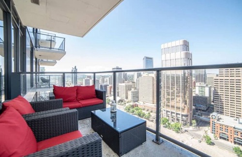 Connaught Condo | lovely 2 bed with 2 bath condo in downtown
