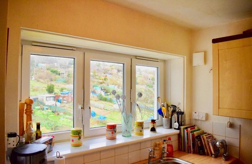 Brighton Apartment | Lovely 2 Bedroom Apartment with Balcony and Sea views