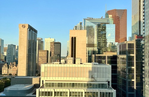 Downtown Toronto Condo | Lovely 2 Bedroom Condo in the Heart of Toronto