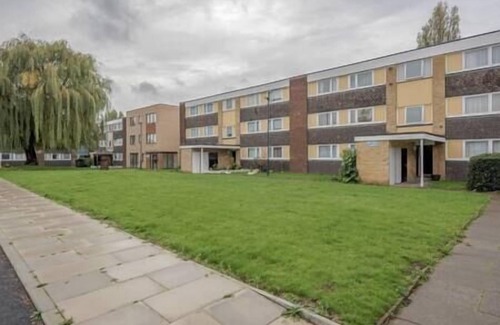 Mapesbury Apartment | Lovely 2-Bedroom Condo With Balcony and Park View