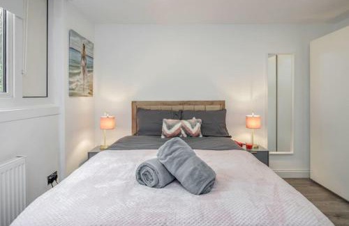Mapesbury Apartment | Lovely 2-Bedroom Condo With Balcony and Park View