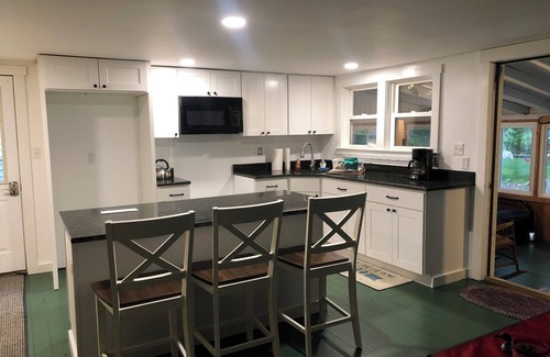 Gray Cottage | Lovely 2-bedroom cottage with AC in Police Man's Cove