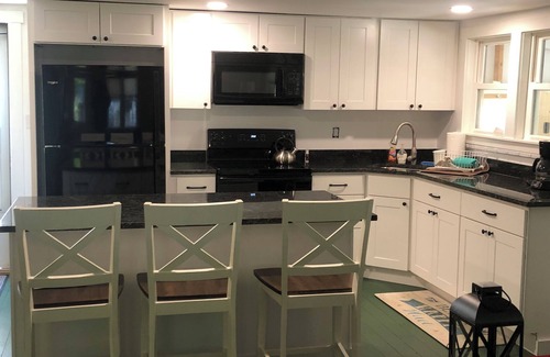 Gray Cottage | Lovely 2-bedroom cottage with AC in Police Man's Cove