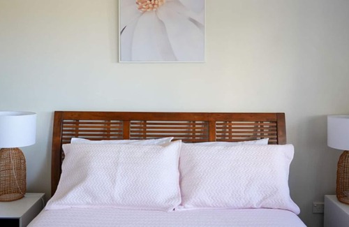 West End Apartment | Lovely 2Bed aprtmnt POOL|Lake Water Views