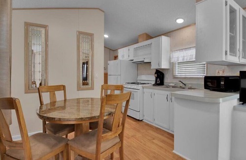 Gatlinburg - Pigeon Forge RV Rental | Lovely 2BR Cottage in Pigeon Forge