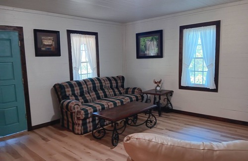 Rogersville Cabin | Lovely 3-bedroom cabin in Rogersville with WiFi access