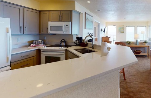 Depoe Bay Condo | Lovely 3-bedroom condo with private corner ocean view and 2 deck areas.