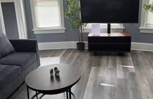 West Allis Apartment | Lovely 3 Bedrooms upper in Downtown West Allis.