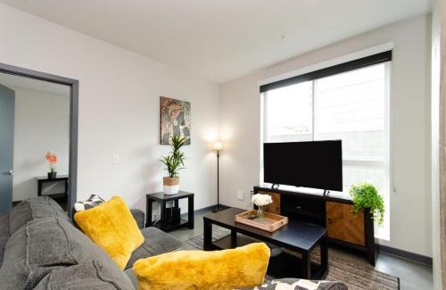 Historic Core Apartment | Lovely 3BR Apt With Balcony And Rooftop Pool Plus Views