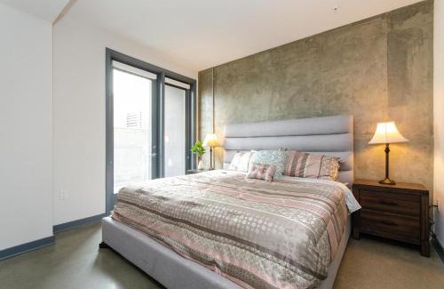 Historic Core Apartment | Lovely 3BR Apt With Balcony And Rooftop Pool Plus Views