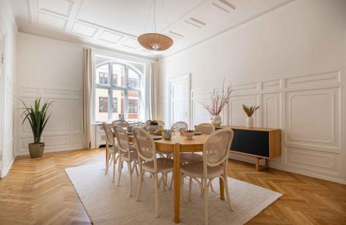 København V Apartment | Lovely 3BR Manor Apartment 5 min from Tivoli Gardens