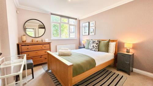 Kilburn Apartment | Lovely 4-Bedroom Kilburn Flat with Garden and Parking near Hampstead Heath, Abbey Road