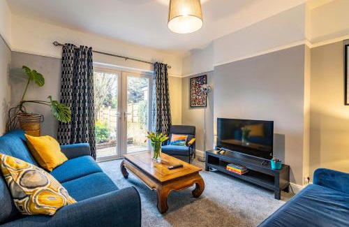 Bramcote Villa | Lovely 4BDR home- Off street parking sleeps 7