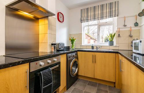 Bramcote Villa | Lovely 4BDR home- Off street parking sleeps 7