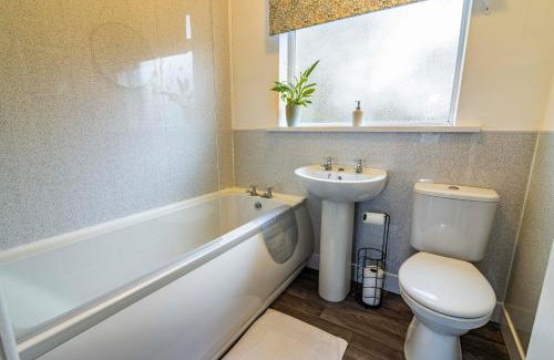 Bramcote Villa | Lovely 4BDR home- Off street parking sleeps 7