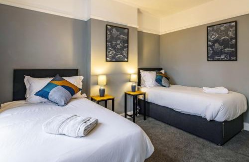 Bramcote Villa | Lovely 4BDR home- Off street parking sleeps 7