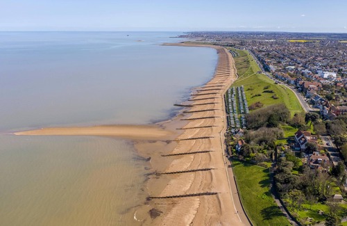 Swalecliffe House | Lovely 6 berth caravan with decking and WiFi in Kent, ref 47017C