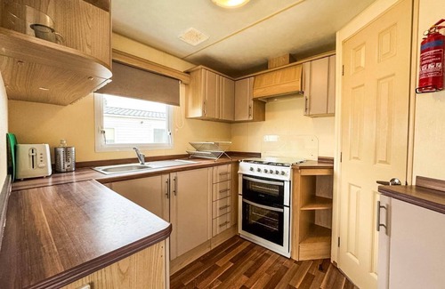 Leysdown-on-Sea House | Lovely 8 berth caravan at Harts Holiday Park in Kent ref 74066B
