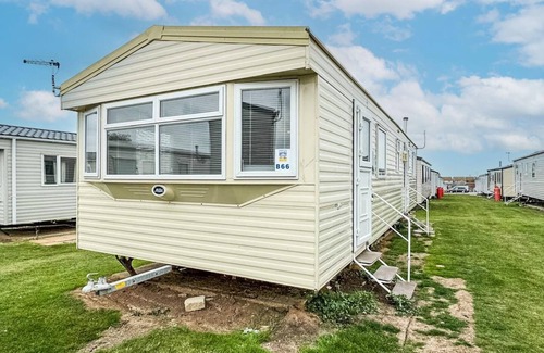 Leysdown-on-Sea House | Lovely 8 berth caravan at Harts Holiday Park in Kent ref 74066B