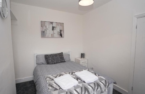 Loxford Apartment | Lovely and spacious Apt Near Barking Station