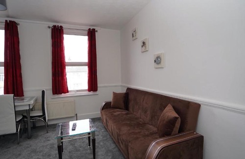Loxford Apartment | Lovely and spacious Apt Near Barking Station