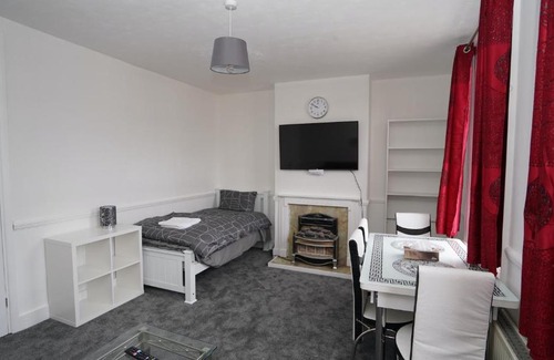 Loxford Apartment | Lovely and spacious Apt Near Barking Station