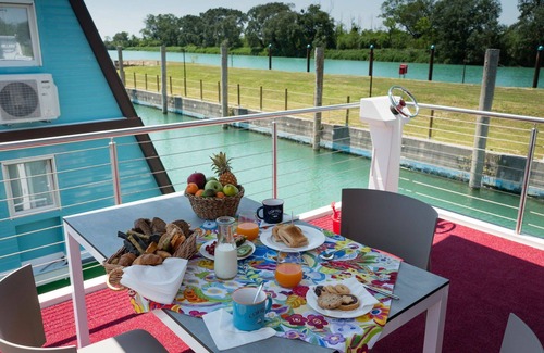 Lignano Sabbiadoro House | Lovely apartment in villa for 6 people with pool, A/C, WIFI, TV, terrace and pets allowed