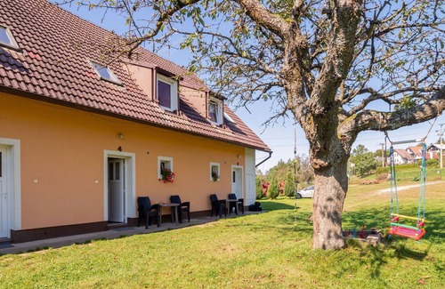 Rabyne Apartment | Lovely apartment for 5 guests with WIFI, patio, pets allowed, panoramic view and parking