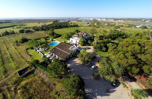Moncarapacho e Fuseta House | Lovely apartment in villa for 3 guests with A/C, WIFI, pool, TV, terrace and parking