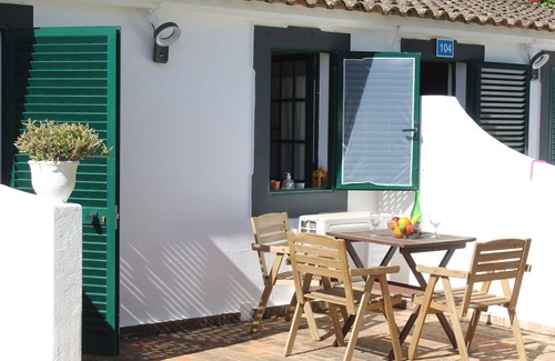 Moncarapacho e Fuseta House | Lovely apartment in villa for 3 guests with A/C, WIFI, pool, TV, terrace and parking
