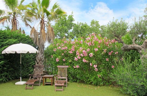 La Rouviere Apartment | Lovely apartment for 6 guests with WIFI, pool, A/C, TV, patio and pets allowed