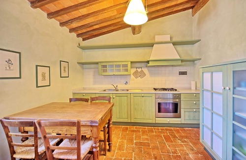 San Casciano in Val di Pesa Apartment | Lovely apartment with WIFI, pool, TV, pets allowed and panoramic view, close to Greve In Chianti