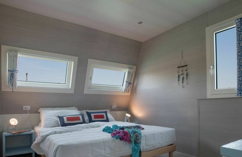 Lignano Sabbiadoro House | Lovely apartment in villa for 6 people with A/C, WIFI, pool, TV, terrace, pets allowed and parking