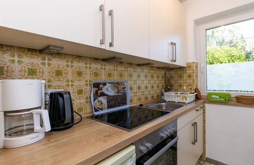 Sehestedt Apartment | Lovely apartment for 4 people with WIFI, TV, terrace, pets allowed and parking