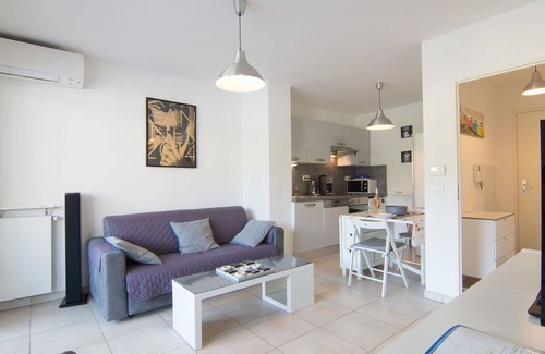 Carqueiranne Apartment | Lovely apartment for 2 people with pool, WIFI, A/C, TV, terrace and parking