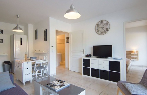 Carqueiranne Apartment | Lovely apartment for 2 people with pool, WIFI, A/C, TV, terrace and parking