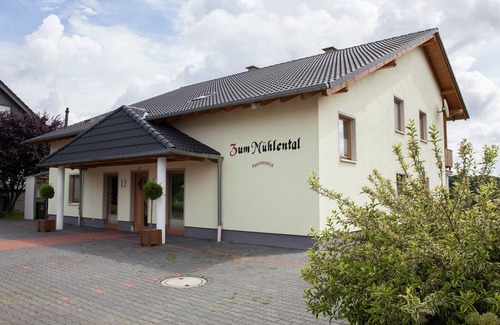 Morz Apartment | Lovely Apartment in Mörz with Garden & Balcony