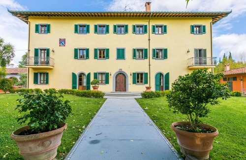Fucecchio Villa | Lovely apartment in villa for 10 guests with WIFI, hot tub, private pool, A/C, TV and pets allowed