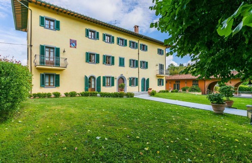 Fucecchio Villa | Lovely apartment in villa for 10 guests with WIFI, hot tub, private pool, A/C, TV and pets allowed