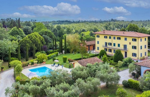 Fucecchio Villa | Lovely apartment in villa for 10 guests with WIFI, hot tub, private pool, A/C, TV and pets allowed